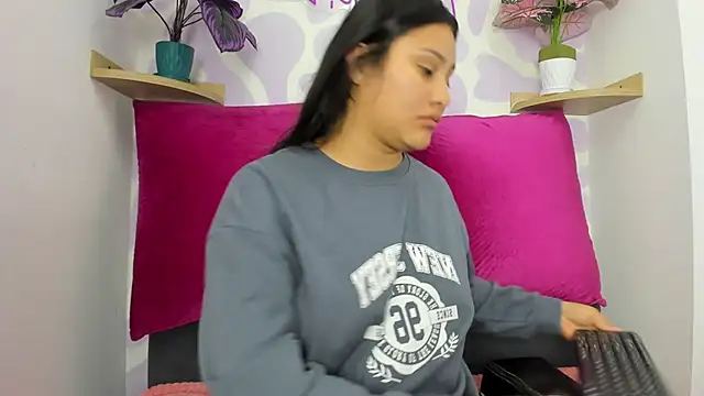 Little Ivy online show from 20, 9, 2025