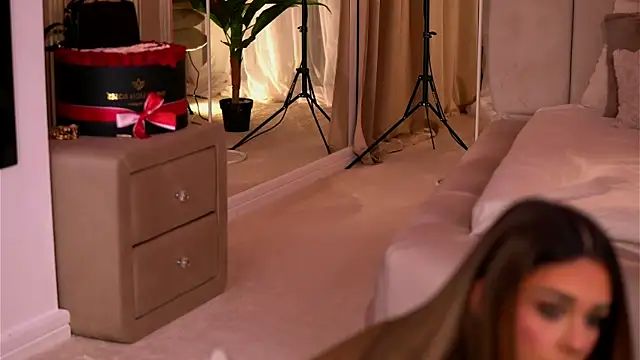 YasmineShaw online show from 2, 12, 2025