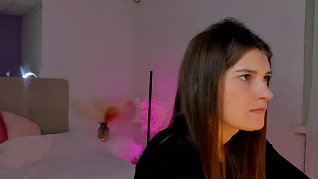 Laura Leee online show from 7, 3, 2025