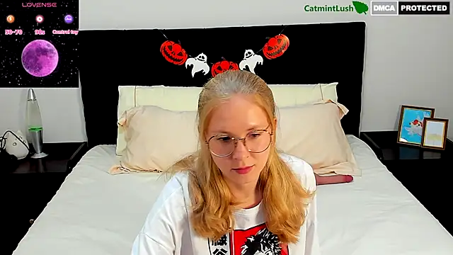 Snapshot of CatmintLush chatting on 18, 10, 2025 CatmintLush online show from 18, 10, 2025
