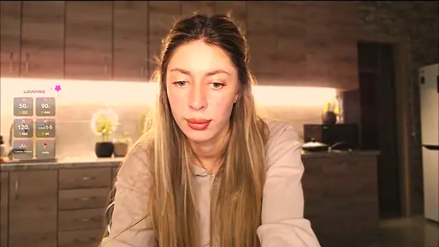 Snapshot of ___art chatting on 7, 3, 2025 art online show from 7, 3, 2025