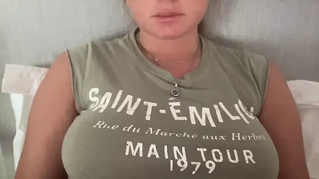 Snapshot of KaraLeee chatting on 4, 3, 2025 KaraLeee online show from 4, 3, 2025