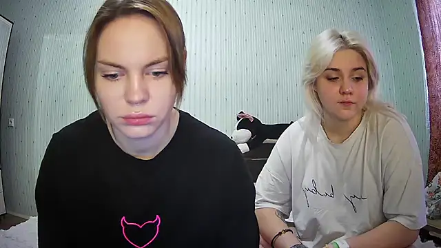 Snapshot of ChrisGirls chatting on 4, 3, 2025 ChrisGirls online show from 4, 3, 2025