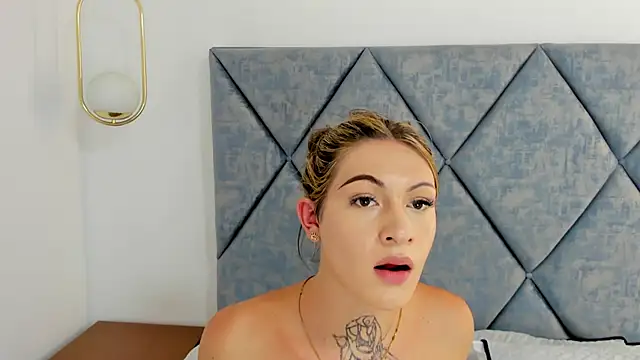 Snapshot of Lizz_Luna chatting on 14, 12, 2024 Lizz Luna online show from 14, 12, 2024