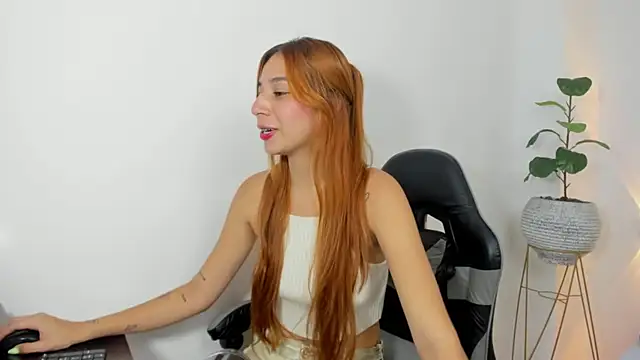 Snapshot of maroly_21 chatting on 10, 10, 2025 maroly 21 online show from 10, 10, 2025