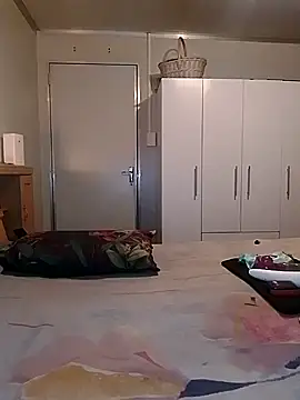 Hornyparratjie online show from 28, 12, 2024