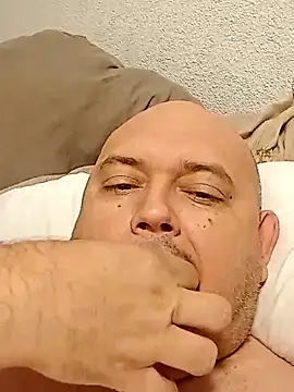 Snapshot of BigromeoXX chatting on 21, 10, 2025 BigromeoXX online show from 21, 10, 2025