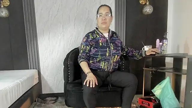 Snapshot of alondrabigtits chatting on 15, 11, 2025 alondrabigtits online show from 15, 11, 2025