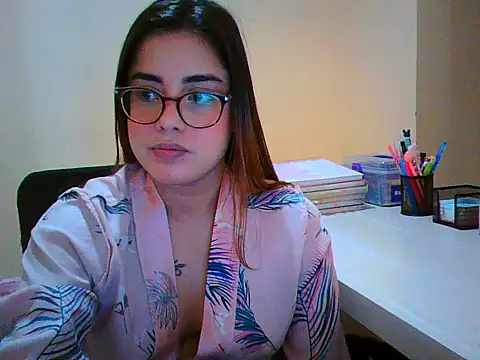 Snapshot of maliamiller chatting on 28, 11, 2025 maliamiller online show from 28, 11, 2025