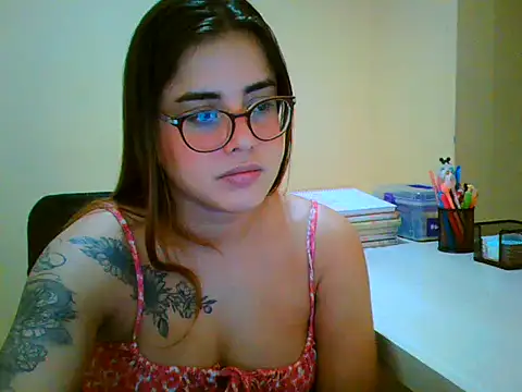 Snapshot of maliamiller chatting on 28, 11, 2025 maliamiller online show from 28, 11, 2025