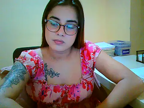 Snapshot of maliamiller chatting on 5, 12, 2025 maliamiller online show from 5, 12, 2025