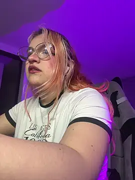 Snapshot of SophiaWeestt99 chatting on 7, 7, 2026 SophiaWeestt99 online show from 7, 7, 2026