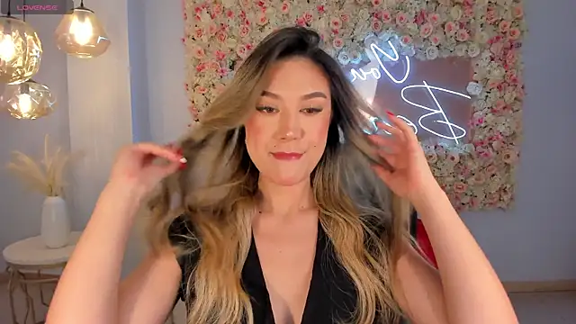 Snapshot of RebeccaHudson chatting on 10, 11, 2025 RebeccaHudson online show from 10, 11, 2025