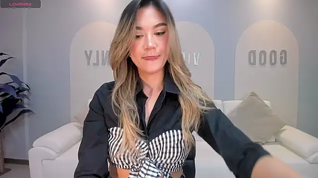 Snapshot of RebeccaHudson chatting on 21, 11, 2025 RebeccaHudson online show from 21, 11, 2025