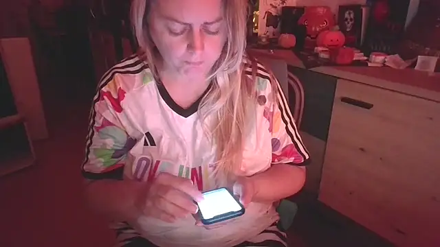 Snapshot of Meliss_Official9 chatting on 20, 10, 2025 Meliss Official9 online show from 20, 10, 2025