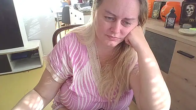 Snapshot of Meliss_Official9 chatting on 29, 10, 2025 Meliss Official9 online show from 29, 10, 2025