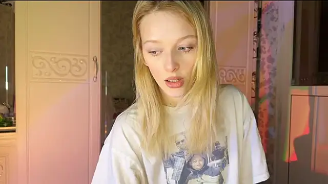 Snapshot of Evvie_Summn1 chatting on 2, 3, 2025 Evvie Summn1 online show from 2, 3, 2025