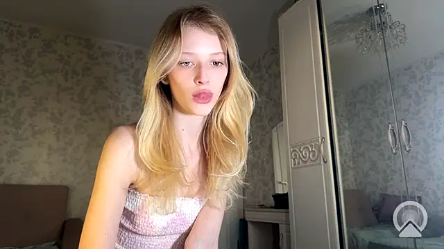Snapshot of Evvie_Summn1 chatting on 8, 9, 2025 Evvie Summn1 online show from 8, 9, 2025