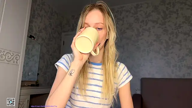 Snapshot of Evvie_Summn1 chatting on 11, 10, 2025 Evvie Summn1 online show from 11, 10, 2025