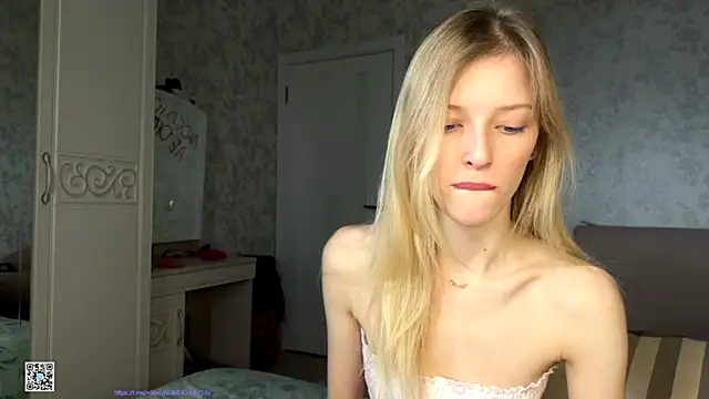 Snapshot of Evvie_Summn1 chatting on 17, 10, 2025 Evvie Summn1 online show from 17, 10, 2025