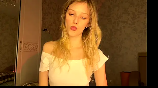 Snapshot of Evvie_Summn1 chatting on 23, 10, 2025 Evvie Summn1 online show from 23, 10, 2025