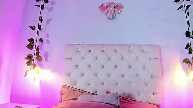 Snapshot of Isabella_Flowers chatting on 3, 12, 2025 Isabella Flowers online show from 3, 12, 2025