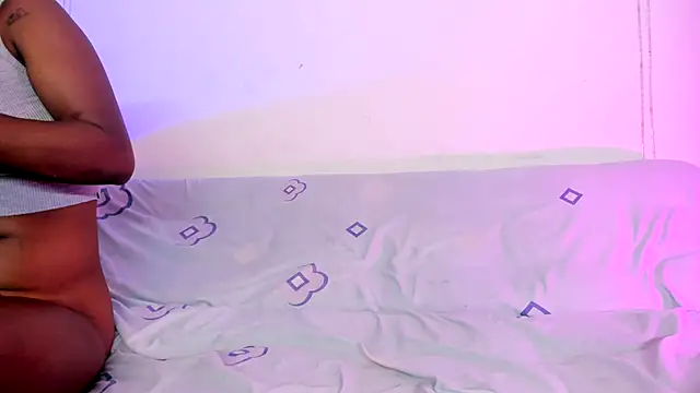 Snapshot of LoveBirds__1 chatting on 12, 10, 2025 LoveBirds  1 online show from 12, 10, 2025