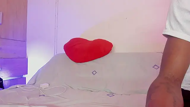 Snapshot of LoveBirds__1 chatting on 2, 11, 2025 LoveBirds  1 online show from 2, 11, 2025