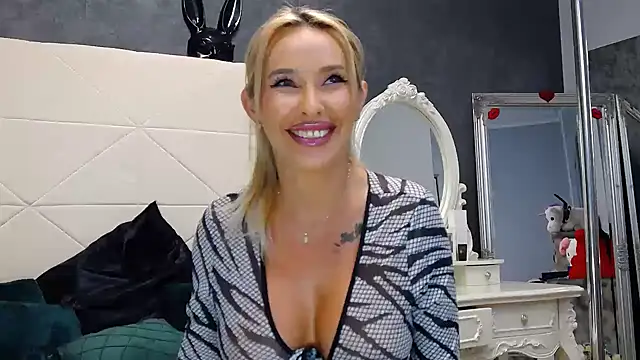 IssaSmith online show from 17, 9, 2025