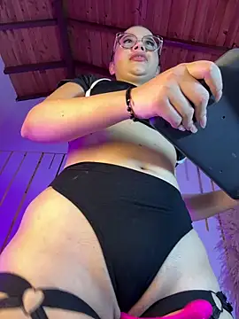 Snapshot of LylaLee111 chatting on 8, 2, 2025 LylaLee111 online show from 8, 2, 2025