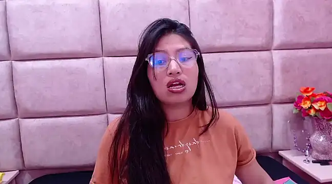 Miaa Smiith  online show from 5, 1, 2025