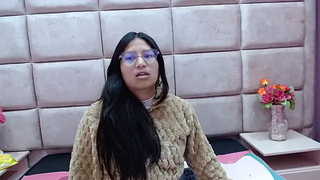 Miaa Smiith  online show from 20, 1, 2025