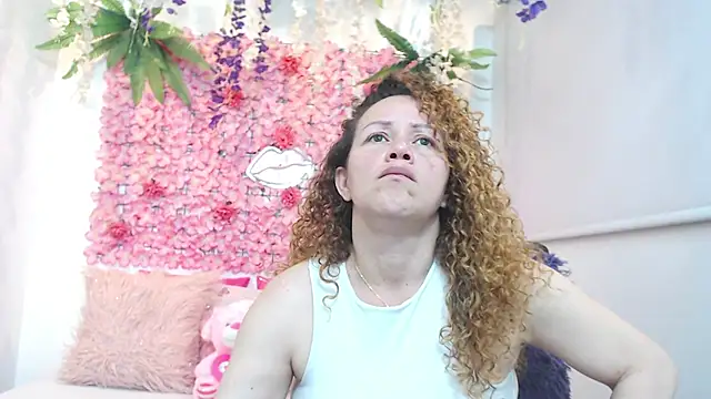 Snapshot of BLONDE_SEXYHOT chatting on 18, 11, 2025 BLONDE SEXYHOT online show from 18, 11, 2025