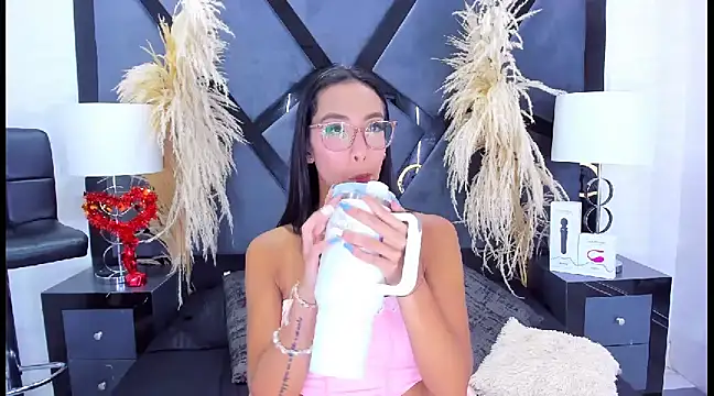 Snapshot of KylieWhite chatting on 4, 2, 2025 KylieWhite online show from 4, 2, 2025