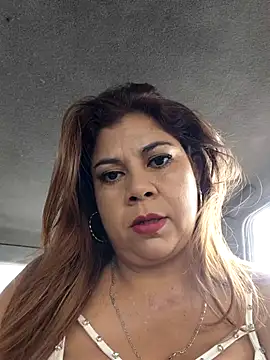 Snapshot of Laura-Hernandez chatting on 5, 4, 2026 Laura-Hernandez online show from 5, 4, 2026