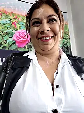 Snapshot of Laura-Hernandez chatting on 7, 4, 2026 Laura-Hernandez online show from 7, 4, 2026
