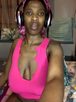 Snapshot of Queen-Boobylicious chatting on 25, 9, 2025 Queen-Boobylicious online show from 25, 9, 2025