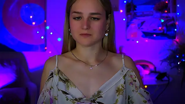 Snapshot of DeboraLarson chatting on 11, 10, 2025 DeboraLarson online show from 11, 10, 2025