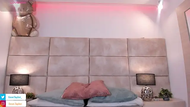 Eevee Taylor online show from 25, 11, 2025