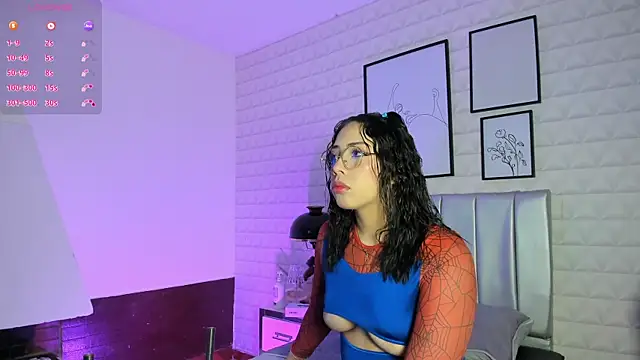 Snapshot of Lizzie-Evans chatting on 8, 11, 2025 Lizzie-Evans online show from 8, 11, 2025