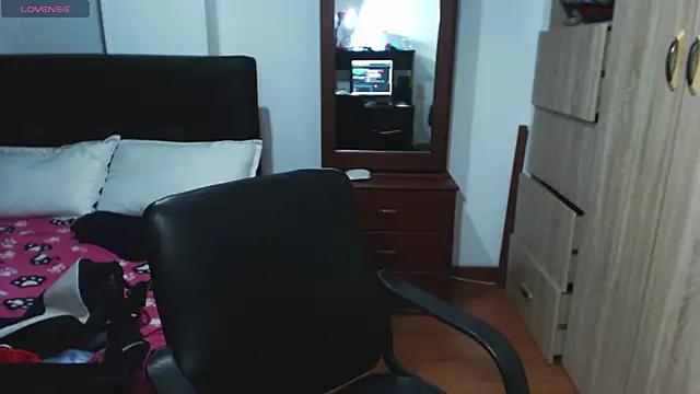 Snapshot of miia-big1boobs_ chatting on 17, 1, 2025 miia-big1boobs online show from 17, 1, 2025