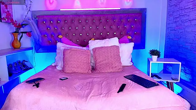 Snapshot of EmmaWilder chatting on 21, 10, 2025 EmmaWilder online show from 21, 10, 2025