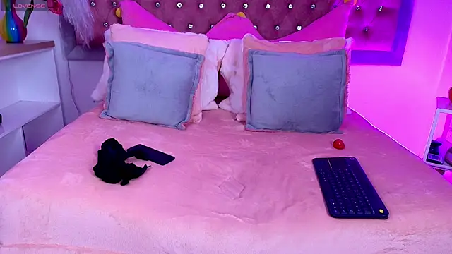 Snapshot of EmmaWilder chatting on 24, 10, 2025 EmmaWilder online show from 24, 10, 2025