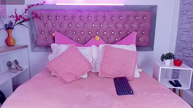 Snapshot of EmmaWilder chatting on 2, 11, 2025 EmmaWilder online show from 2, 11, 2025