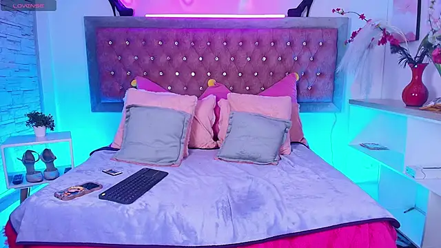 Snapshot of EmmaWilder chatting on 12, 11, 2025 EmmaWilder online show from 12, 11, 2025