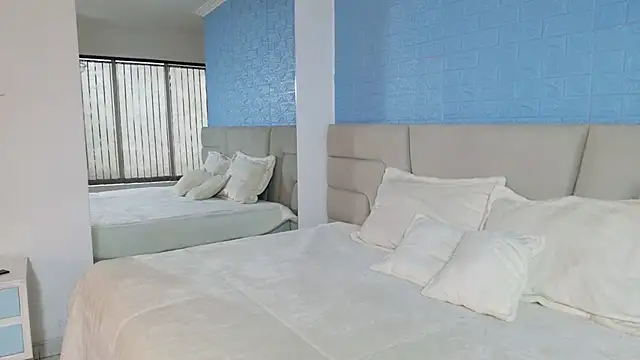 Zoe Benson online show from 30, 9, 2025