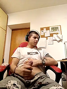 Snapshot of BigDickEnrg7195 chatting on 18, 2, 2025 BigDickEnrg7195 online show from 18, 2, 2025