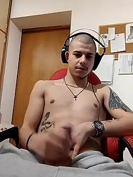 Snapshot of BigDickEnrg7195 chatting on 4, 3, 2025 BigDickEnrg7195 online show from 4, 3, 2025