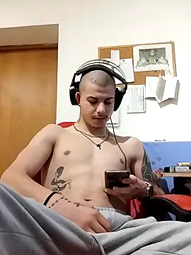 Snapshot of BigDickEnrg7195 chatting on 7, 3, 2025 BigDickEnrg7195 online show from 7, 3, 2025