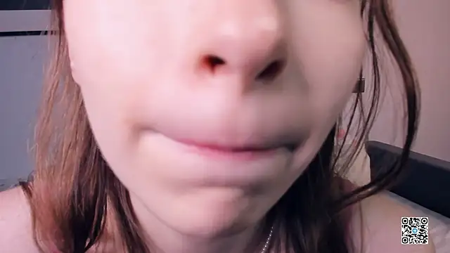 Snapshot of PollyBeev chatting on 12, 9, 2025 PollyBeev online show from 12, 9, 2025